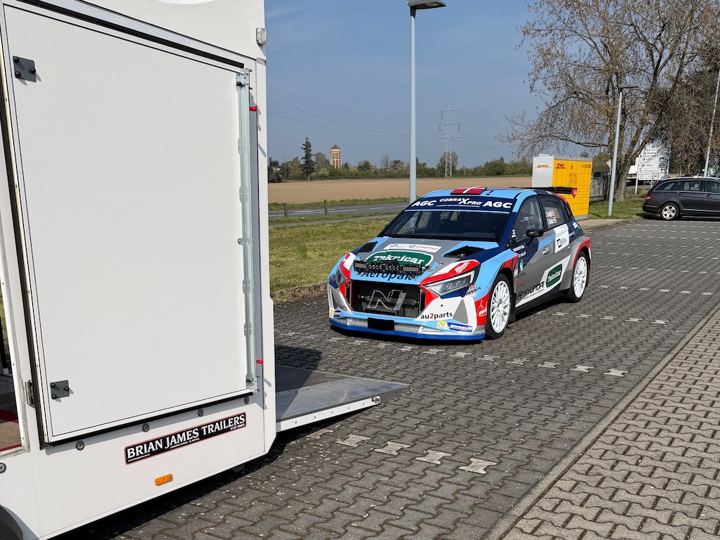 Den trofaste Hyundai i20N Rally2 blev læsset af traileren til dens nye ejer.
(Foto: IK Motorsport)